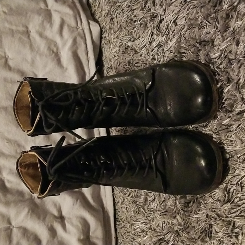 Frye black lace up leather boots with dual zippers. Size 10B.